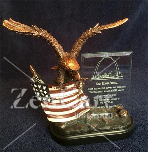 OCDRFB805 - 10" Eagle Resin Trophy - Click Image to Close